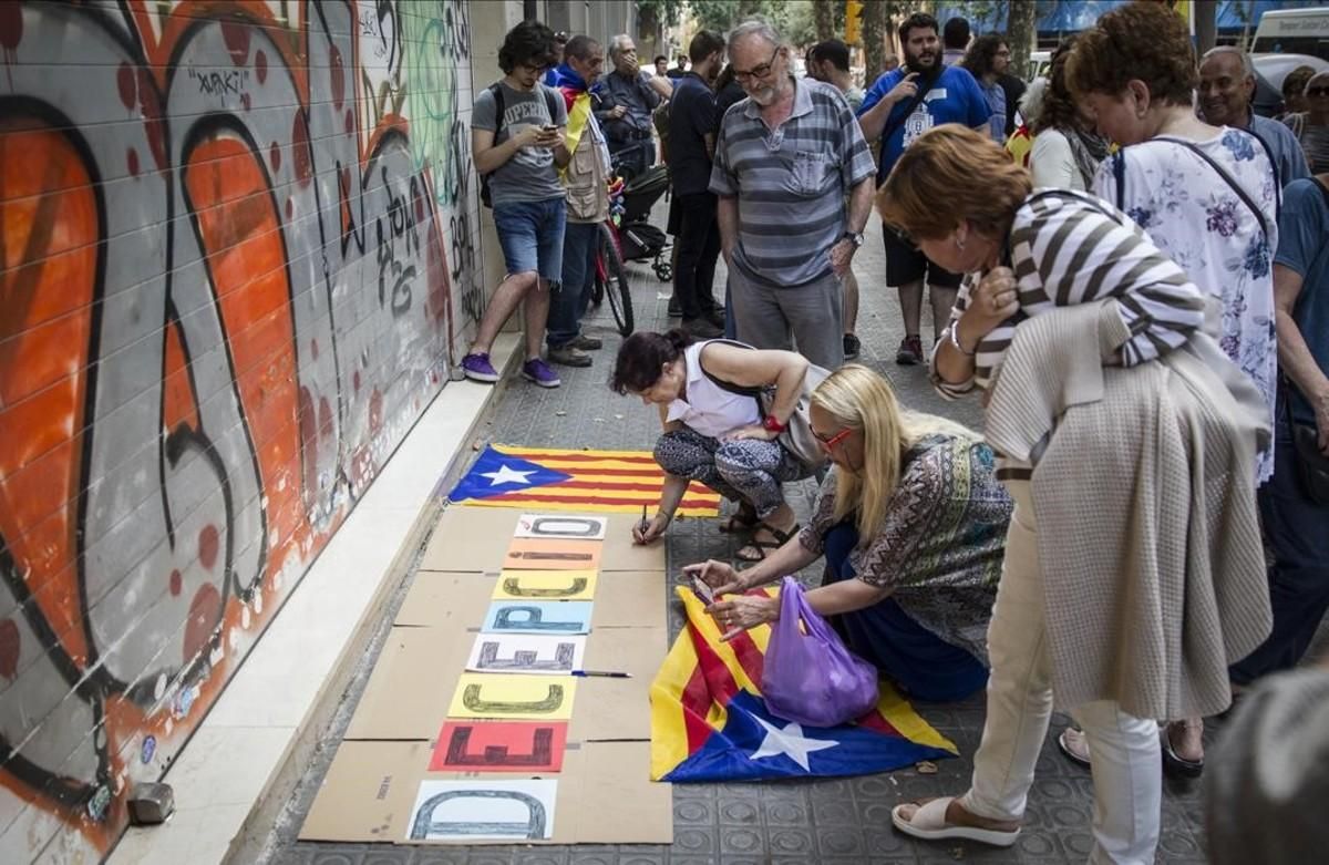 Protesta independentista en la sede de la CUP por el veto de los anticapitalistas a los presupuestos Protesta independentista en la sede de la CUP por el veto de los anticapitalistas a los presupuestos