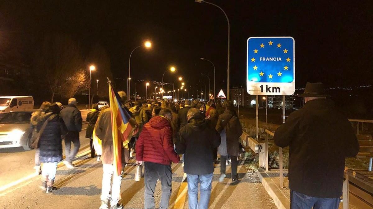 Activistas del CDR de Puigcerdá cortan la frontera con Francia el pasado 23 de marzo. Activistas del CDR de Puigcerdá cortan la frontera con Francia el pasado 23 de marzo.
