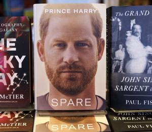 Vista de copias del libro ’Spare’, las memorias del principa Enrique, en una librería de Cambridge, Massachusetts, el 10 de enero de 2023. EFE/Cj Gunther