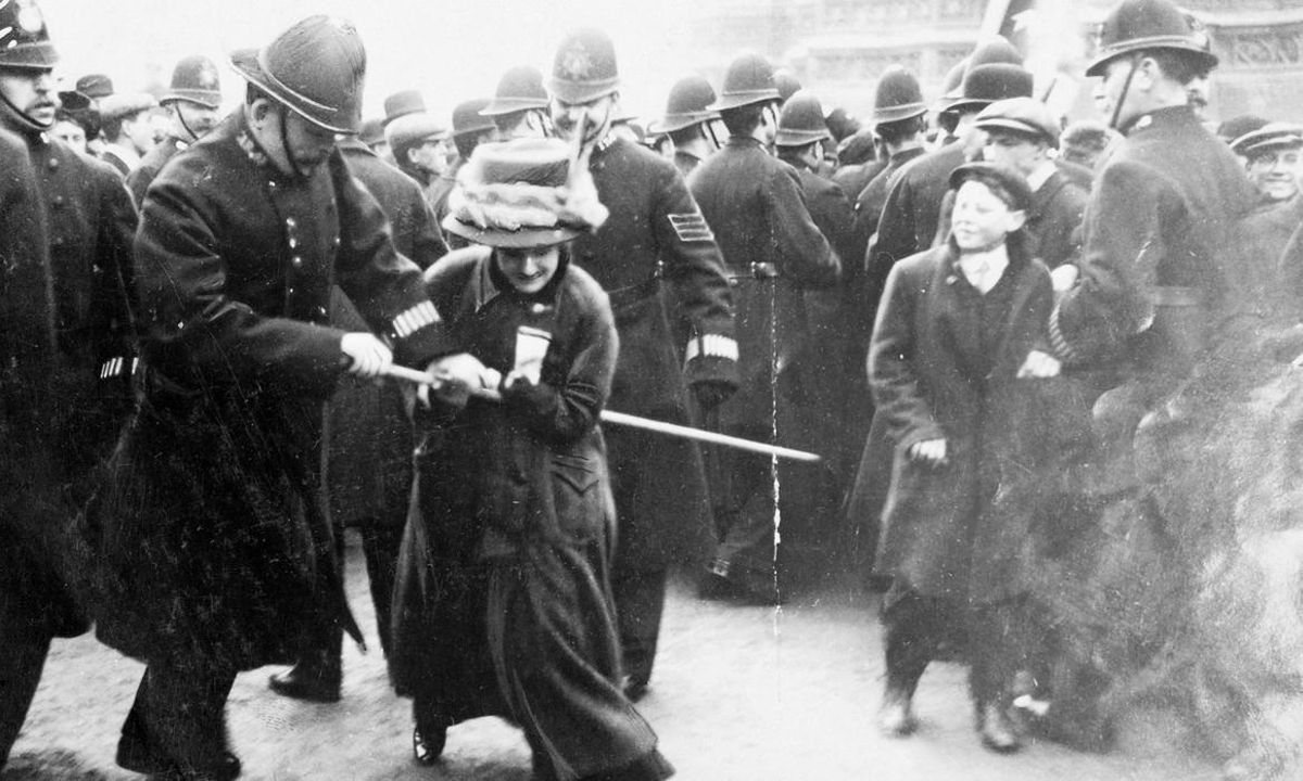 Una de les sufragistas atacades durante el viernes negro de 1910. Una de les sufragistas atacades durante el viernes negro de 1910.