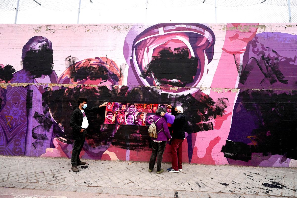 El muro feminista de Ciudad Lineal (Madrid), tras ser vandalizado con pintura negra, el 8 de marzo. El muro feminista de Ciudad Lineal (Madrid), tras ser vandalizado con pintura negra, el 8 de marzo.