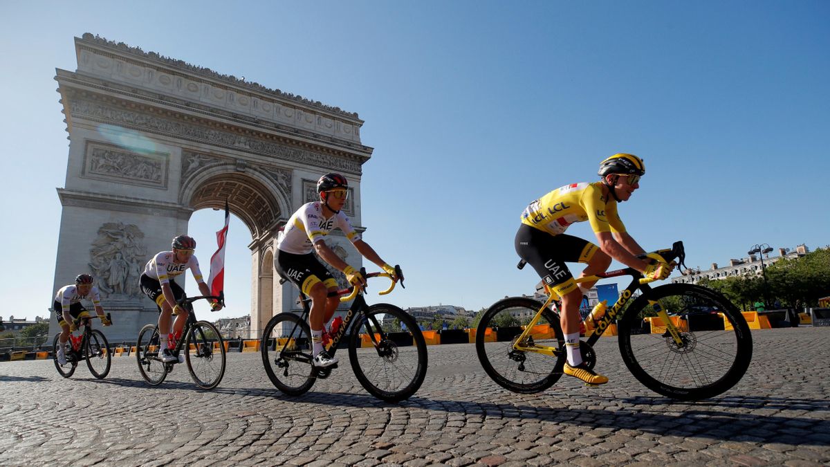 Pogacar pasa por delante del Arco del Triunfo en los Campos Elíseos de París. Pogacar pasa por delante del Arco del Triunfo en los Campos Elíseos de París.