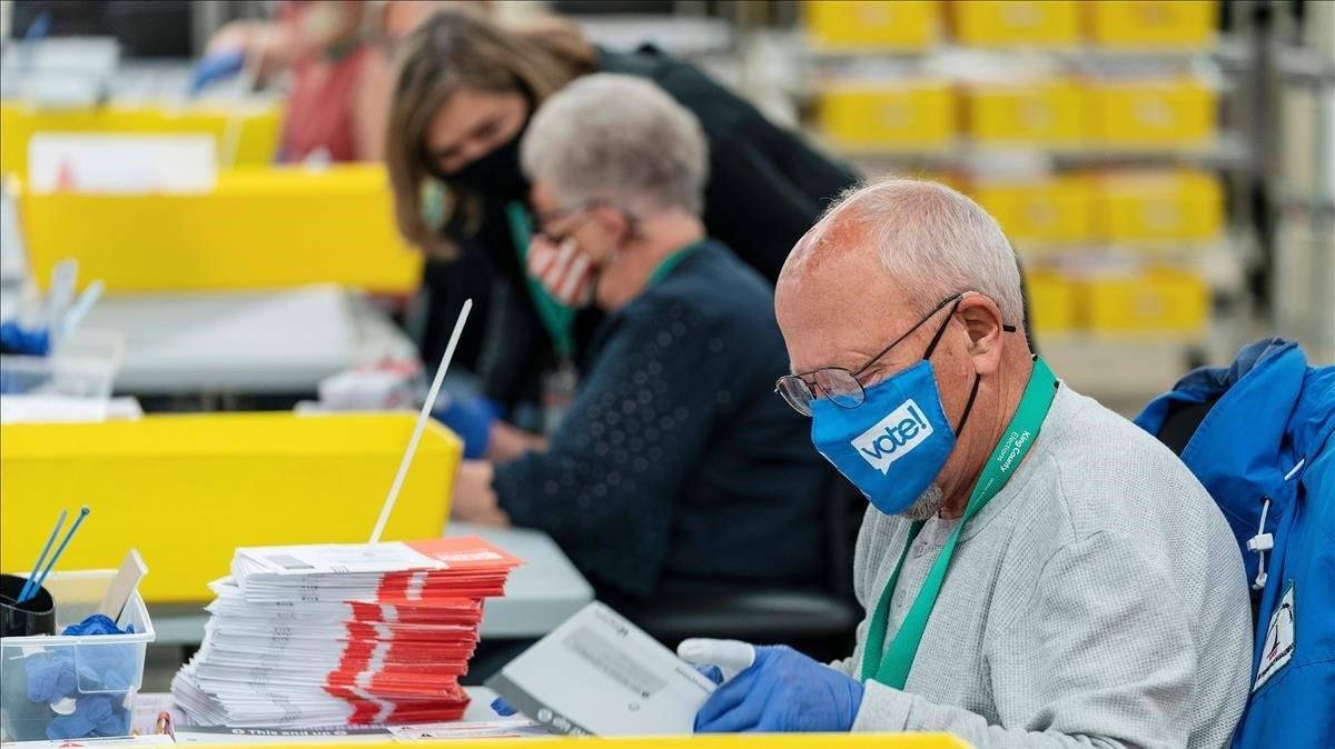 El operario Charlie Sundberg apila papeletas de las elecciones en Renton, Washington. El operario Charlie Sundberg apila papeletas de las elecciones en Renton, Washington.