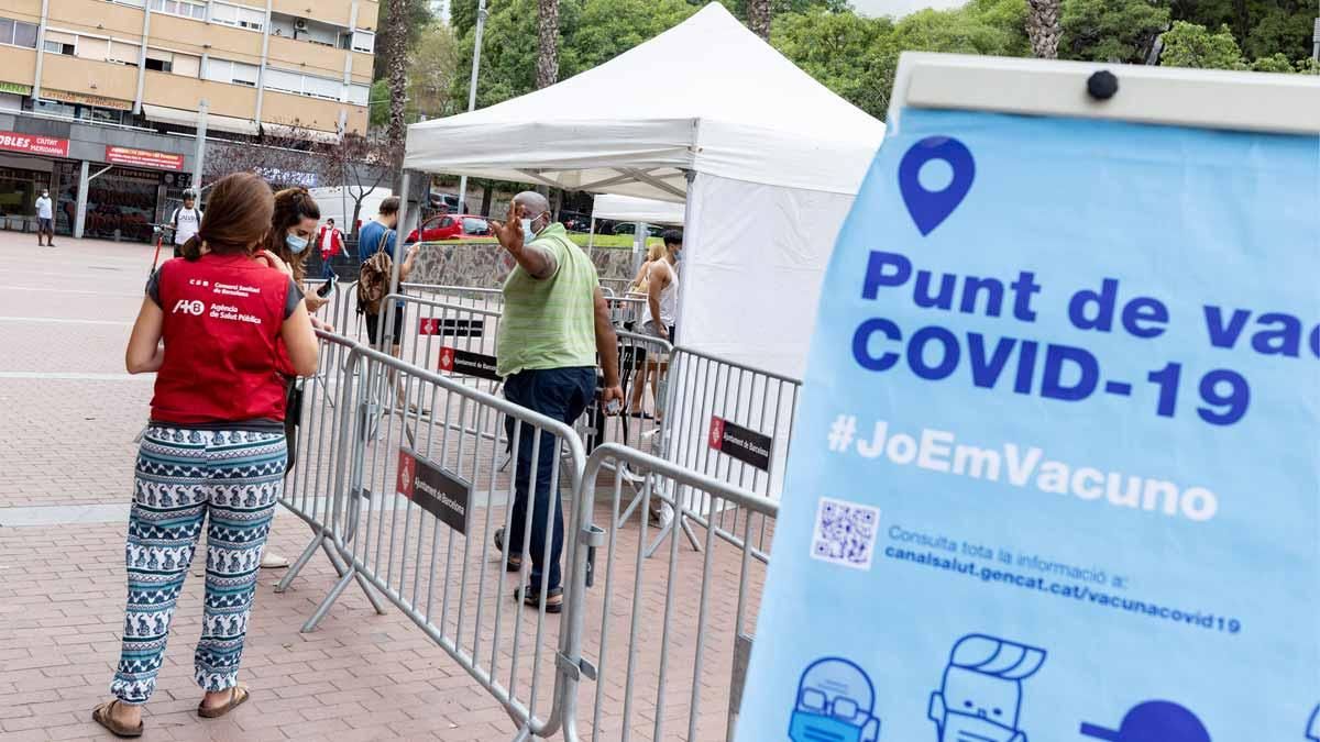 Punto de vacunación móvil en Ciutat Meridiana. Punto de vacunación móvil en Ciutat Meridiana.