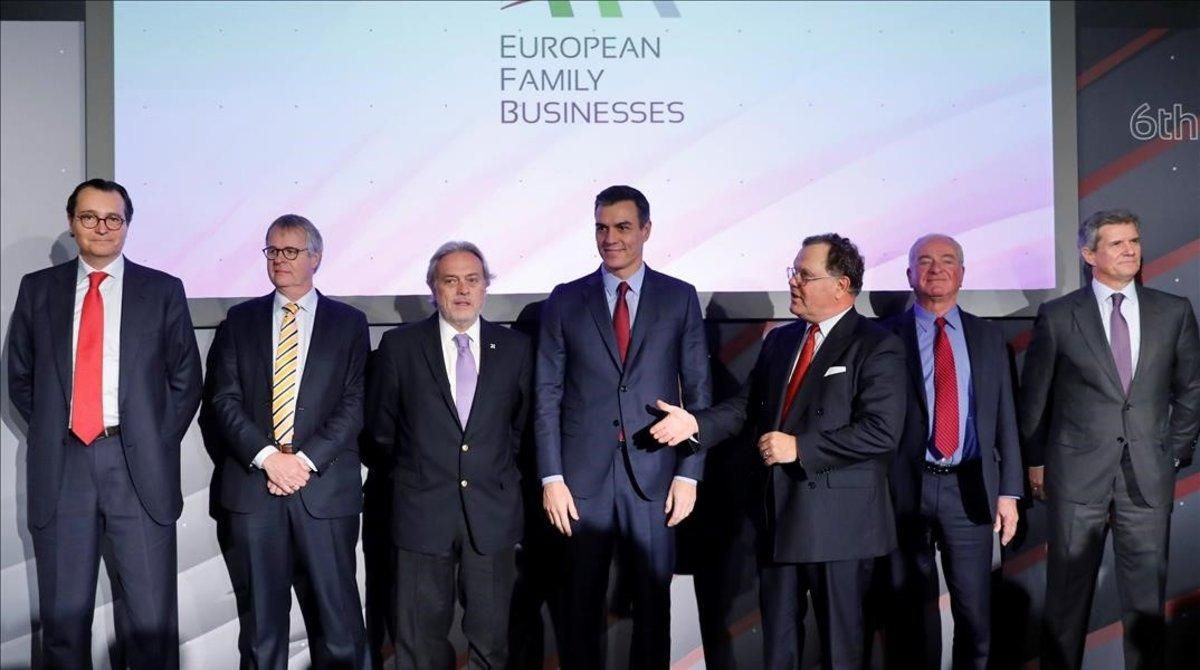 El presidente del Gobierno en funciones, Pedro Sanchez, en la clausura del VI Congreso de las Empresas Familiares Europeas, posa acompañado de Alfonso Libano (3i) vicepresidente de ’European Family Bussiness’ entre otros. El presidente del Gobierno en funciones, Pedro Sanchez, en la clausura del VI Congreso de las Empresas Familiares Europeas, posa acompañado de Alfonso Libano (3i) vicepresidente de ’European Family Bussiness’ entre otros.