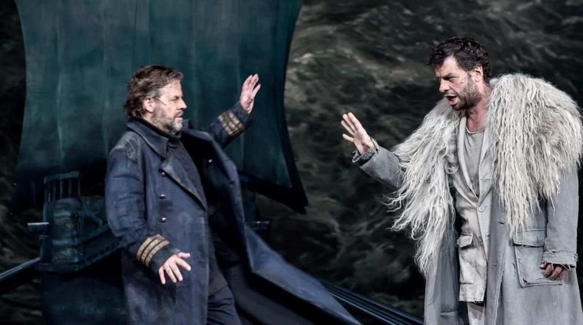 Guido Jentjens (Daland) y Gábor Bretz (El Holandés), en la ópera ’El holandés errante’, de Richard Wagner, representada en el teatro de la Pasión de Oberammergau (Alemania). Guido Jentjens (Daland) y Gábor Bretz (El Holandés), en la ópera ’El holandés errante’, de Richard Wagner, representada en el teatro de la Pasión de Oberammergau (Alemania).