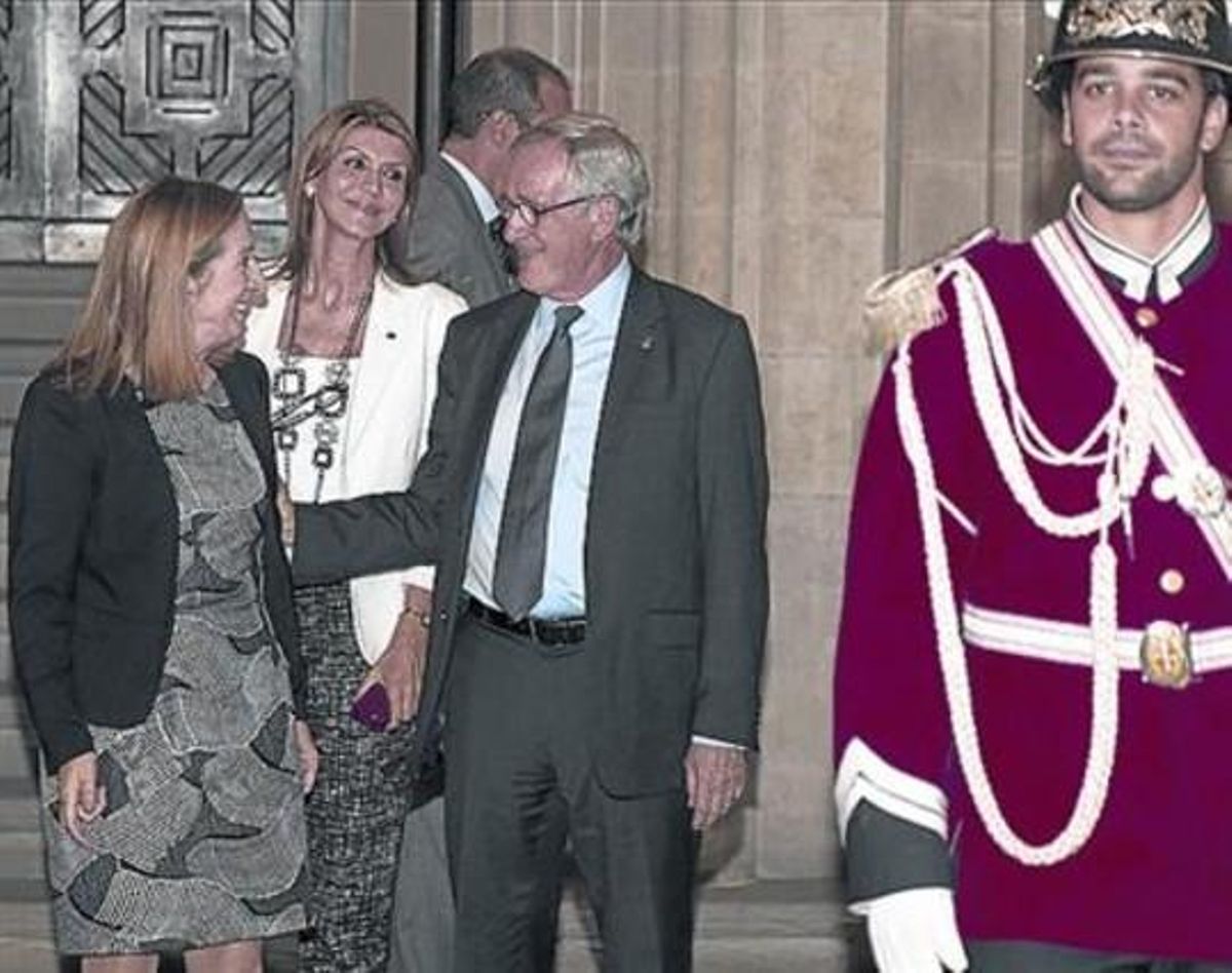 Ana Pastor, la delegada del Goberno, Llanos de Luna, y Trias, ayer. Ana Pastor, la delegada del Goberno, Llanos de Luna, y Trias, ayer.