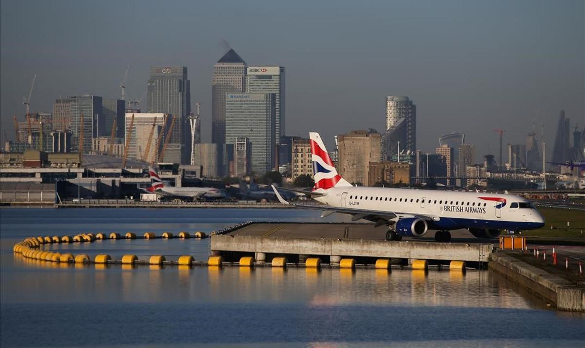 Un avión se dispone a despegar en el aeropuerto de London City.
