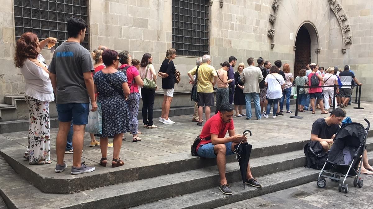 Colas de ciudadanos para expresar sus condolencias en el libro habilidado en el Ayuntamiento. Colas de ciudadanos para expresar sus condolencias en el libro habilidado en el Ayuntamiento.