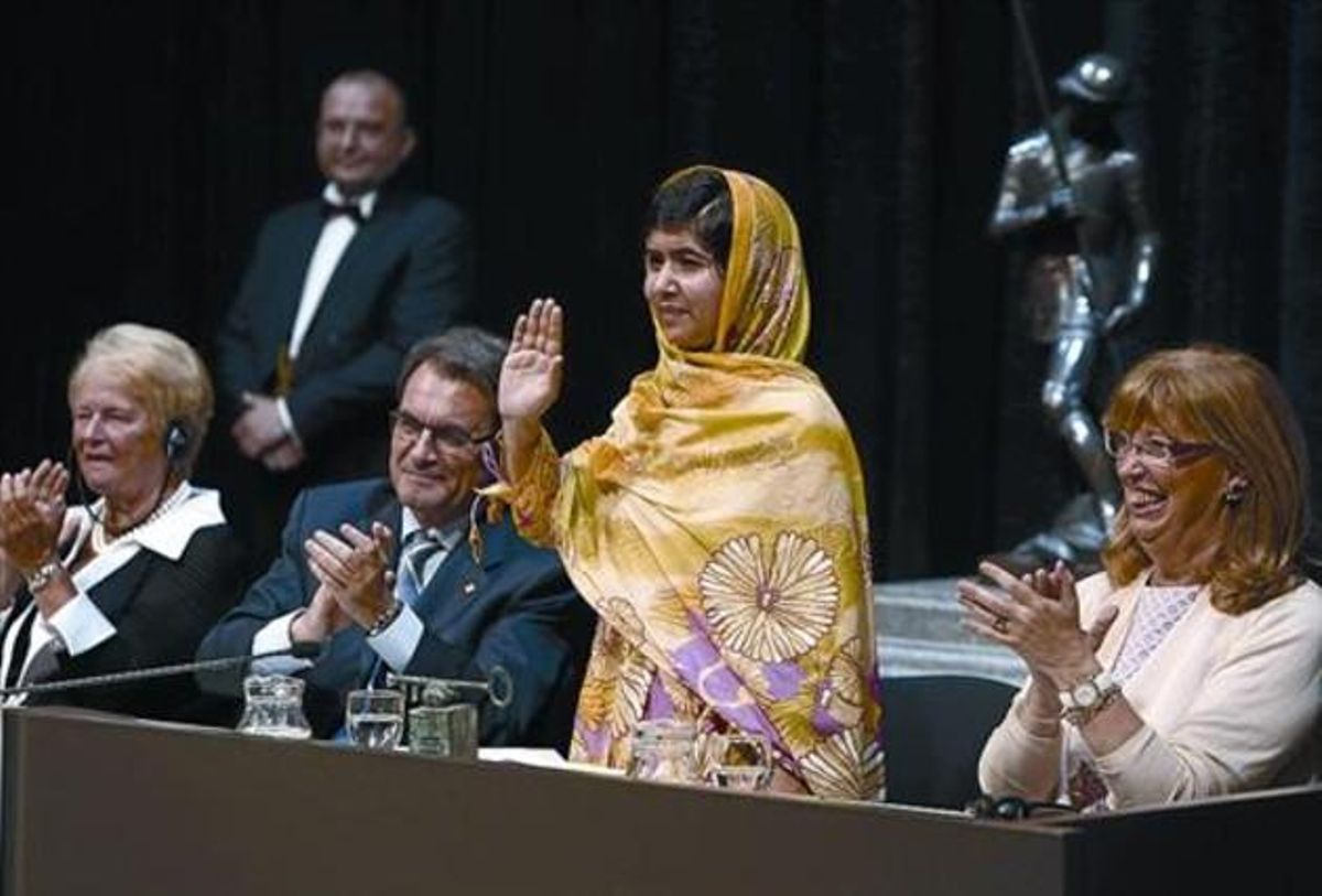 El presidente Artur Mas, flanqueado por Malala Yusafzai (derecha) y Gro Harlem Brundtland (izquierda). El presidente Artur Mas, flanqueado por Malala Yusafzai (derecha) y Gro Harlem Brundtland (izquierda).
