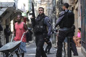 Miembros de la Policía realizan un operativo policíal contra una banda de narcotraficantes en un favela de Río de Janeiro (Brasil).