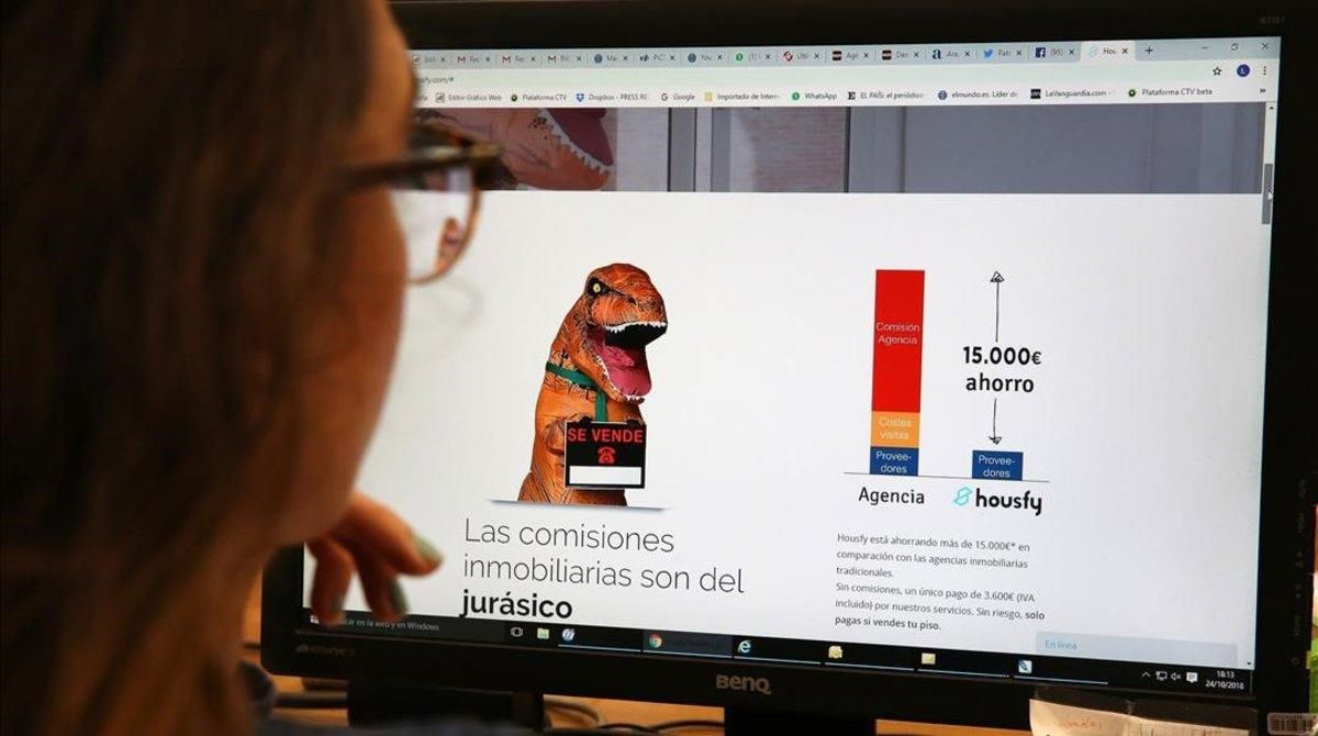 Una joven consulta un portal de Internet en una foto de archivo Una joven consulta un portal de Internet en una foto de archivo