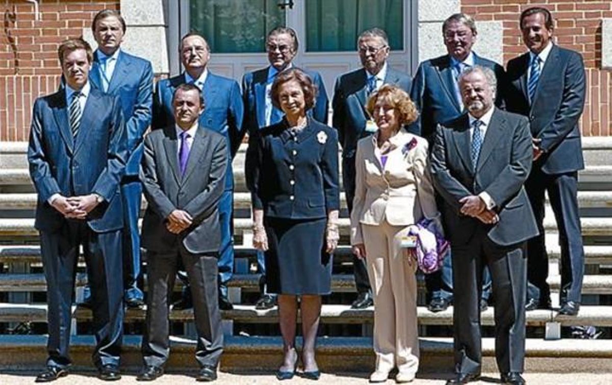 La Reina, con Antonio Asensio (izquierda) y otros representantes de medios. La Reina, con Antonio Asensio (izquierda) y otros representantes de medios.