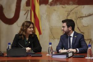 El ’president’ de la Generalitat y la ’consellera’ de Presidència, Laura Vilagrà, en la reunión del Govern.
