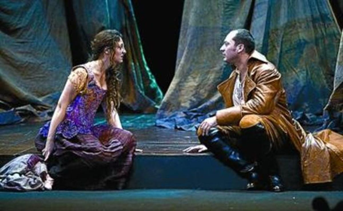 Serafina (Muriel Sánchez) y don Álvaro (Daniel Albaladejo), en la obra. Serafina (Muriel Sánchez) y don Álvaro (Daniel Albaladejo), en la obra.