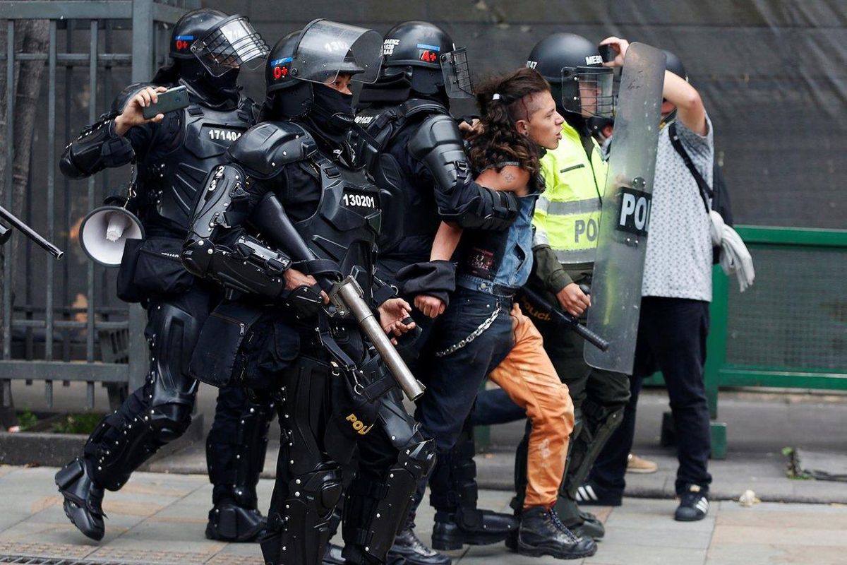 En Bogotá, las manifestaciones terminaron en brotes de violencia. En Bogotá, las manifestaciones terminaron en brotes de violencia.