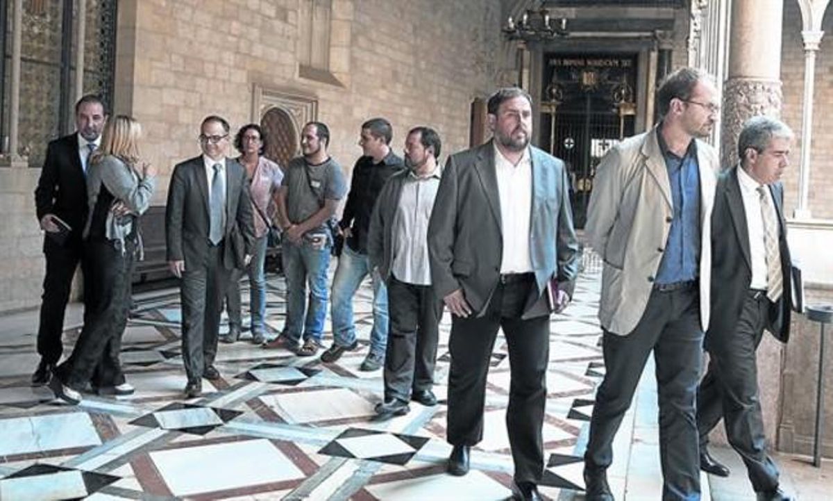 De izquierda a derecha: Ramon Espadaler, Joana Ortega, Jordi Turull, Marta Rovira, David Fernàndez, Quim Arrufat, Joan Mena, Oriol Junqueras, Joan Herrera y Francesc Homs, el pasado 3 de octubre. De izquierda a derecha: Ramon Espadaler, Joana Ortega, Jordi Turull, Marta Rovira, David Fernàndez, Quim Arrufat, Joan Mena, Oriol Junqueras, Joan Herrera y Francesc Homs, el pasado 3 de octubre.
