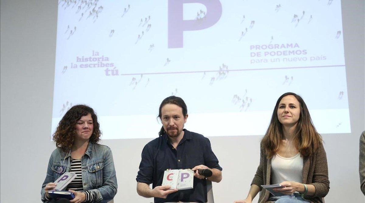 El secretario general de Podemos, Pablo Iglesias, y las diputadas moradas Ione Belarra y Sofía Castañón