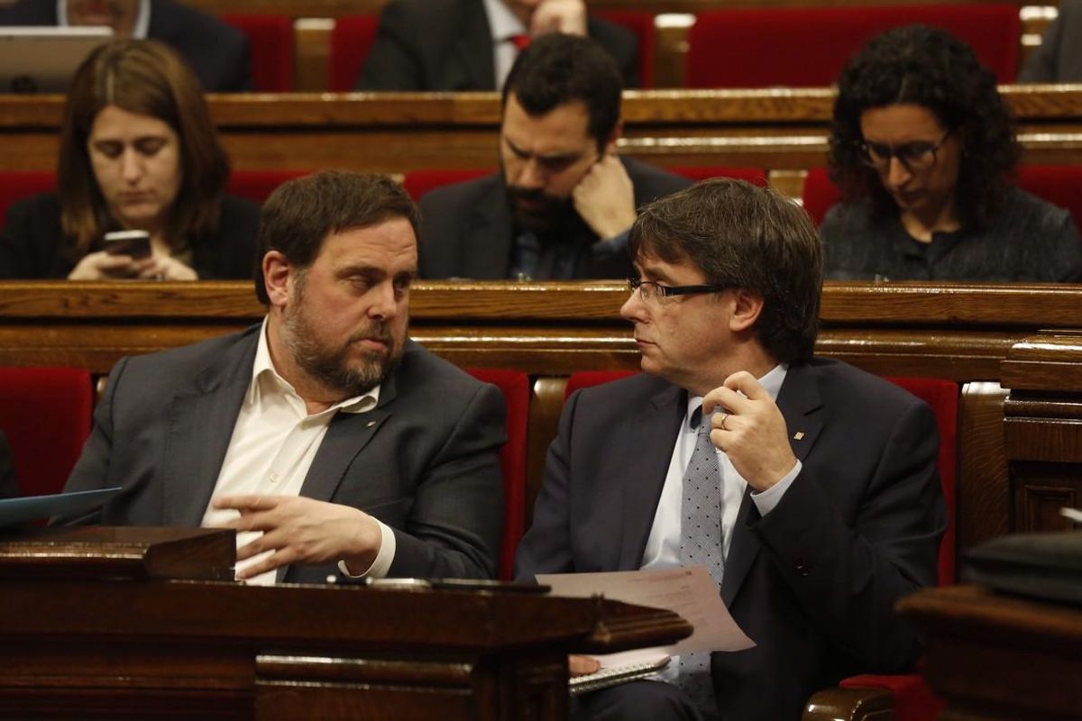 El vicepresidente Oriol Junqueras y el ’president’ Carles Puigdemont, durante la sesión de control en el Parlament. El vicepresidente Oriol Junqueras y el ’president’ Carles Puigdemont, durante la sesión de control en el Parlament.