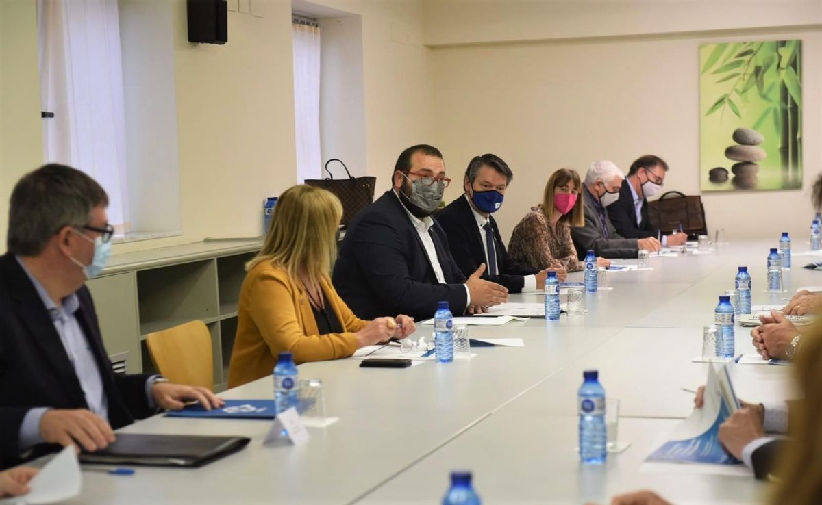 El alcalde de Mataró, David Bote, y la concejala de Bienestar Social y Promoción de la Salud, Laura Seijo, en la reunión de trabajo con los socios del proyecto. El alcalde de Mataró, David Bote, y la concejala de Bienestar Social y Promoción de la Salud, Laura Seijo, en la reunión de trabajo con los socios del proyecto.
