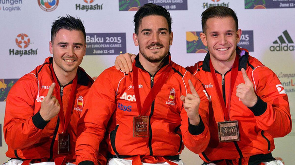 Pepe Carbonell, Damian Quintero y Francisco Salazar, el equipo español de kata, posa con la medalla de oro que han conseguido en el Mundial de Bremen.