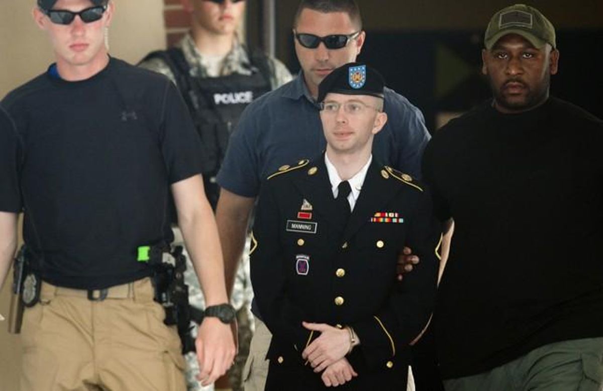 El soldado Bradley Manning tras la última sesión del juicio. El soldado Bradley Manning tras la última sesión del juicio.
