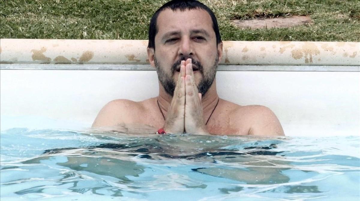 Matteo Salvini, ministro del Interior italiano y presidente de la Liga, se baña en la piscina de una propiedad confiscada a la mafia en el 2007, en Sauvignano, cerca de Siena. 