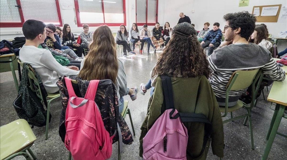 Estudiantes de segundo de la ESO asisten a un taller dedicado a la violencia machista, en el instituto Ramón Berenguer IV de Santa Coloma, el pasado curso escolar. Estudiantes de segundo de la ESO asisten a un taller dedicado a la violencia machista, en el instituto Ramón Berenguer IV de Santa Coloma, el pasado curso escolar.