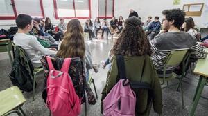 Estudiantes de segundo de la ESO asisten a un taller dedicado a la violencia machista, en el instituto Ramón Berenguer IV de Santa Coloma, el pasado curso escolar.