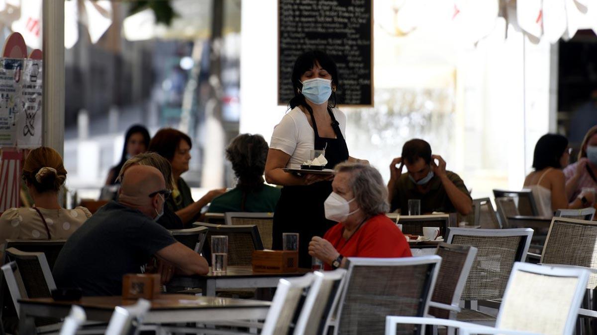 El paro baja en julio en 89.849 personas, su mayor caída en este mes desde 1997. En la foto, una camarera atiende en una terraza de Madrid.