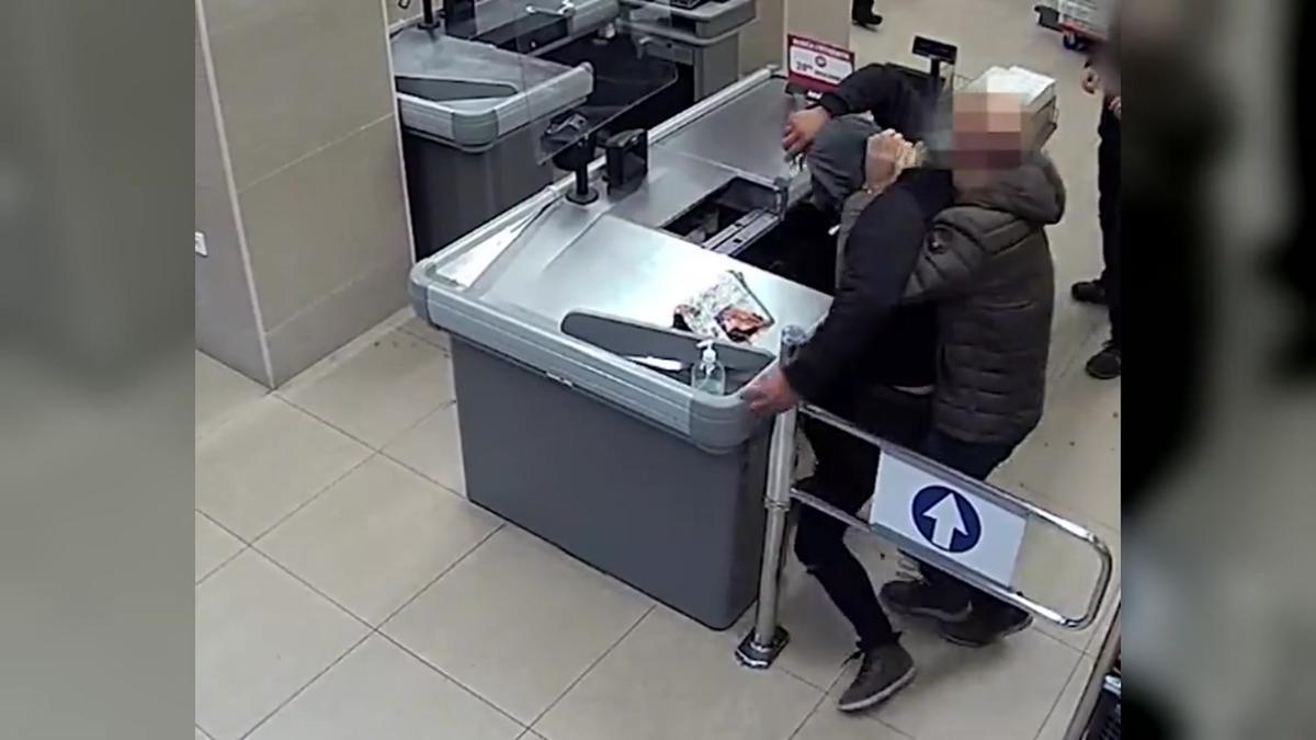 Un mosso fuera de servicio detiene un atracador en un supermercado de Mataró.