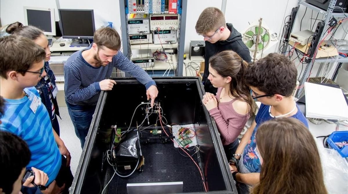 Daniel Guberman, doctorando del grupo de Rayos Gamma del IFAE, junto a estudiantes participantes en el curso Bojos per la Física de la Fundación Catalunya La Pedrera. Daniel Guberman, doctorando del grupo de Rayos Gamma del IFAE, junto a estudiantes participantes en el curso Bojos per la Física de la Fundación Catalunya La Pedrera.