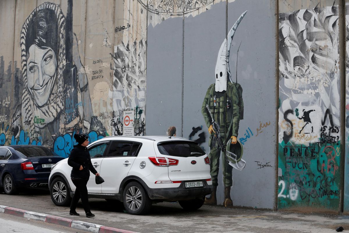 Una mujer palestina mira un grafiti pintado en el muro levantado por Israel en Belén, en la Cisjordania ocupada. Una mujer palestina mira un grafiti pintado en el muro levantado por Israel en Belén, en la Cisjordania ocupada.