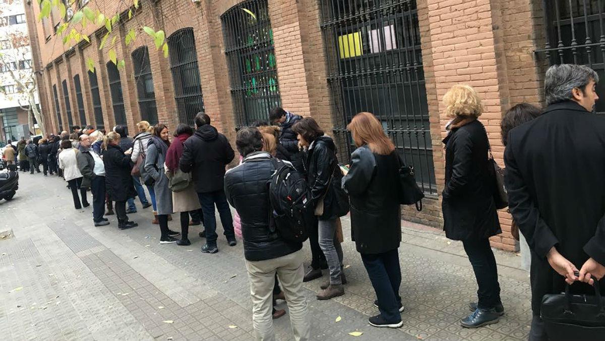 Colas a primera hora en el colegio electoral La Sedeta de Barcelona.