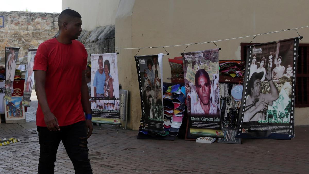 Un hombre observa una muestra de fotografías de líderes sociales asesinados o desaparecidos, en Cartagena, Colombia, en el 2019.