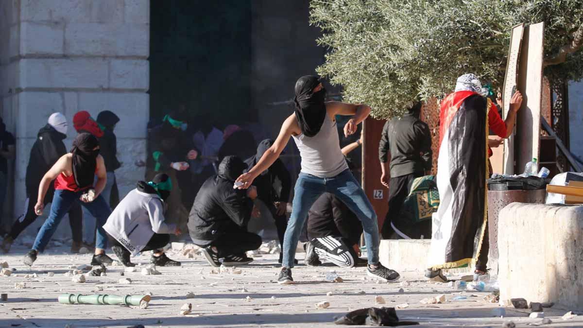 Más de 150 heridos en la Explanada de las Mezquitas de Jerusalén, en enfrentamientos entre manifestantes palestinos y policías israelís.