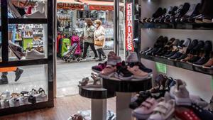 El comercio de Barcelona podrá abrir todos los días entre mayo y septiembre a partir de 2022. Así lo explica el primer teniente de alcalde, Jaume Collboni. En la foto, un comercio cerca del mercado de la Estrella, en Gràcia. 