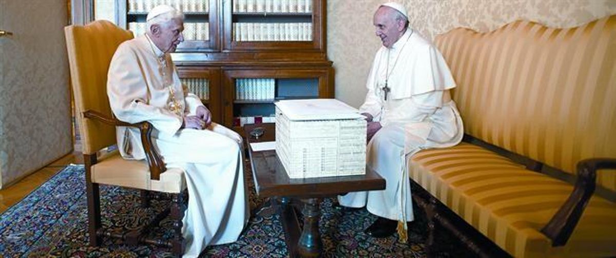 Bergoglio (dreta)i Ratzinger, en l’excepcional i històrica trobada d’ahir aCastel Gandolfo. Bergoglio (dreta)i Ratzinger, en l’excepcional i històrica trobada d’ahir aCastel Gandolfo.