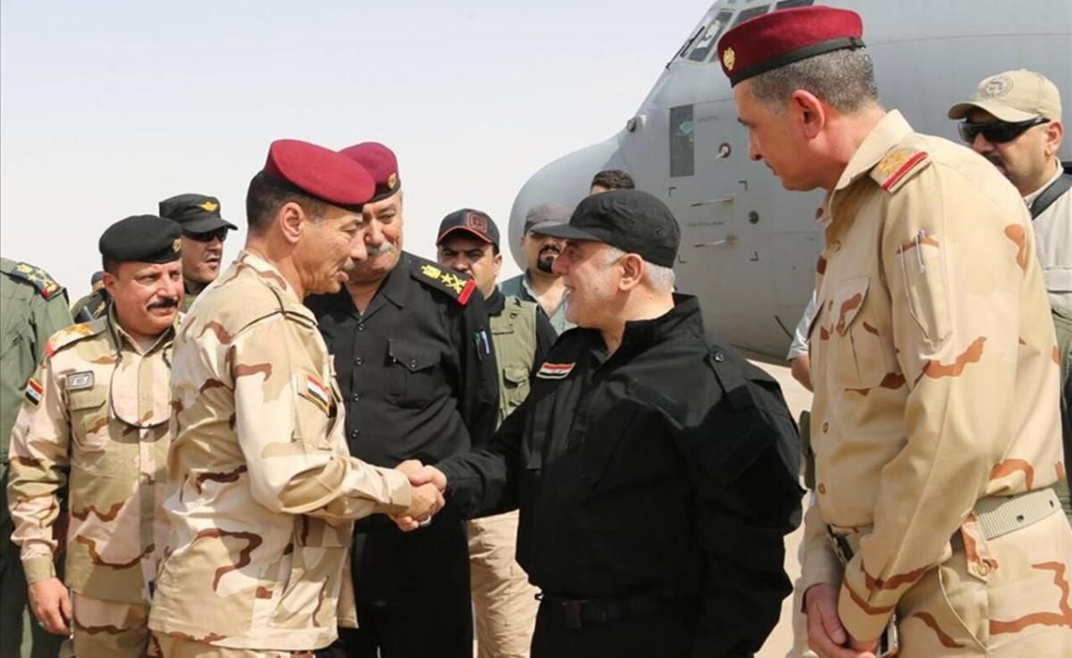 El primer ministro iraquí, Haider Al Abadi, felicita a las tropas. El primer ministro iraquí, Haider Al Abadi, felicita a las tropas.