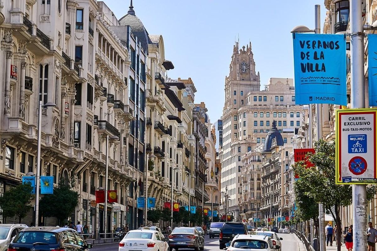 La Gran Vía de Madrid. La Gran Vía de Madrid.