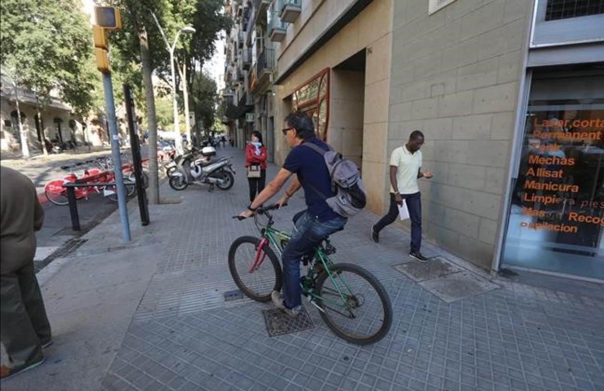 Un ciclista circula por la acera de Girona con Consell de Cent, el pasado viernes. 