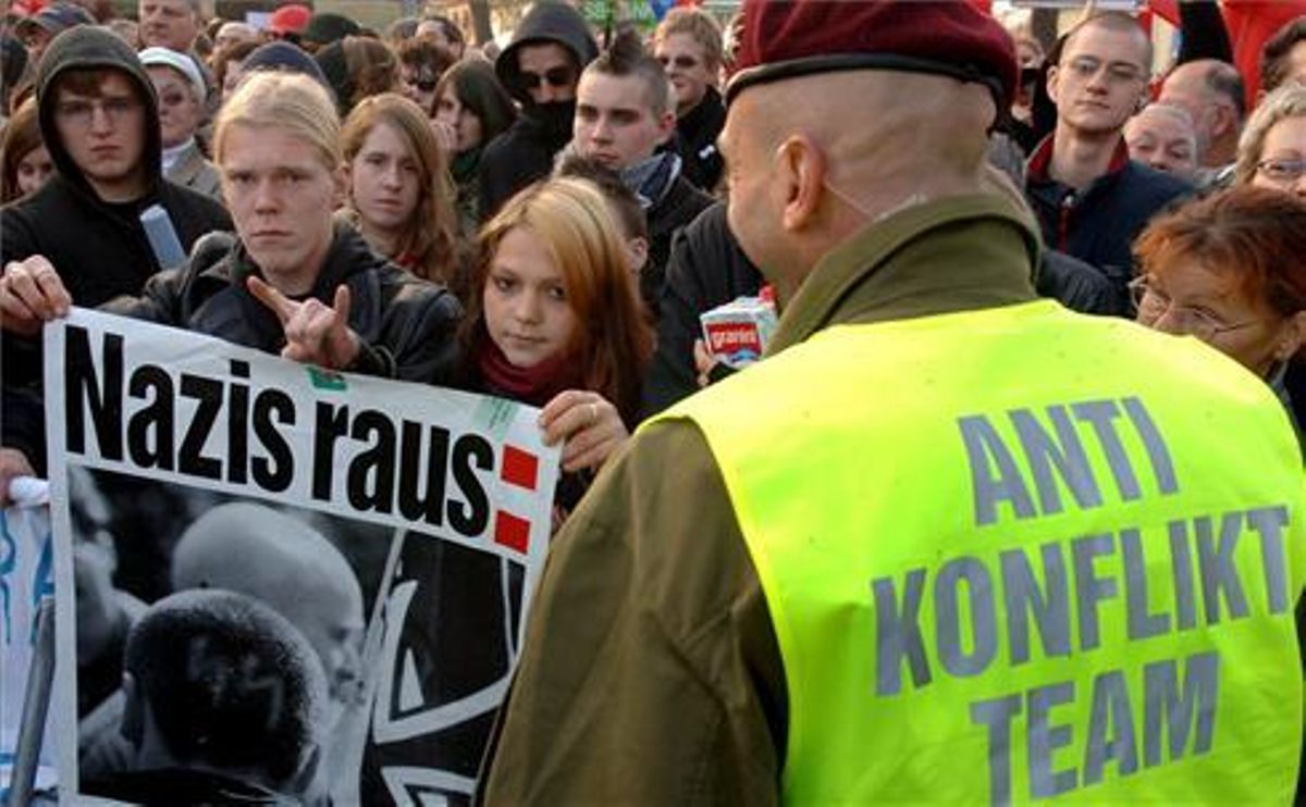 Un grupo de personas bloquea un cruce para evitar que los neonazis puedan realizar una marcha en Alemania en 2005. Un grupo de personas bloquea un cruce para evitar que los neonazis puedan realizar una marcha en Alemania en 2005.