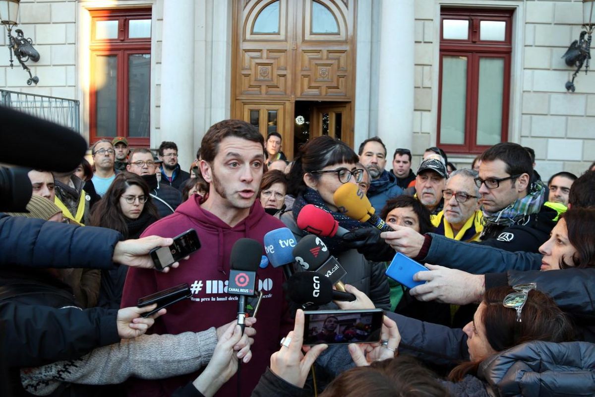 Oriol Ciurana y Marta Llorens, este miércoles, ante el Ayuntamiento de Reus antes de ser detenidos. Oriol Ciurana y Marta Llorens, este miércoles, ante el Ayuntamiento de Reus antes de ser detenidos.