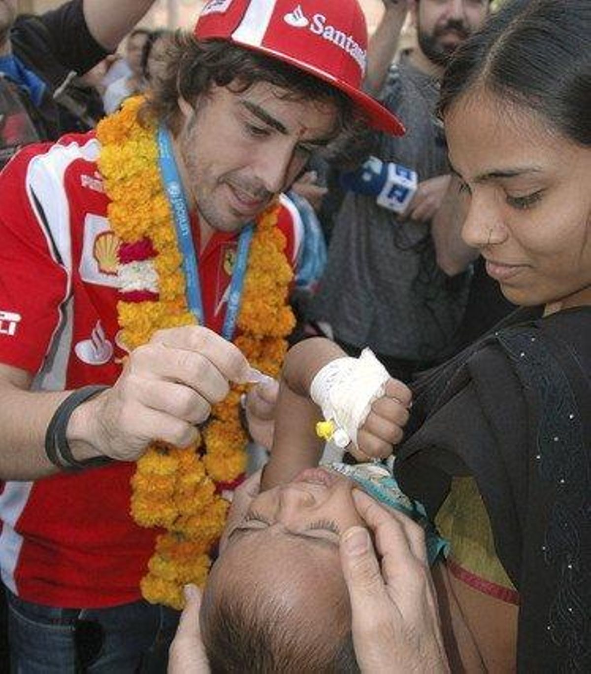 Fernando Alonso, durante la visita a un hospital de Nueva Deli. Fernando Alonso, durante la visita a un hospital de Nueva Deli.
