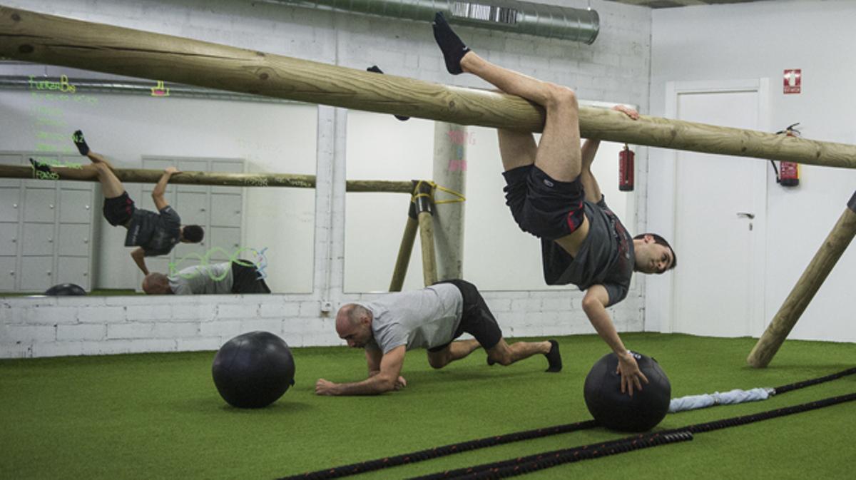 Nuevas formas de ejercitarse en el gimnasio a partir del ejercicio diario que realizaban nuestros antepasados, pero que muy antepasados, para sobrevivir.