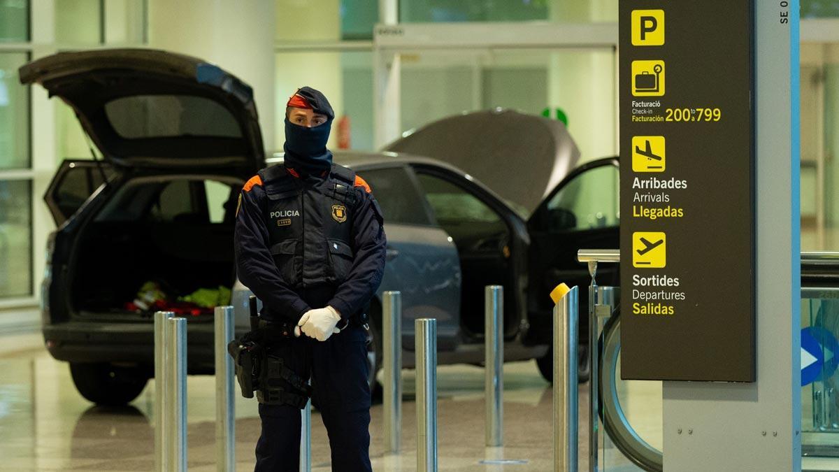 Testigos del suceso que se ha producido la pasada madrugada en el aeropuerto de El Prat, cuando dos personas han accedido con su vehículo al interior de la terminal, han podido grabar el incidente con sus móviles.