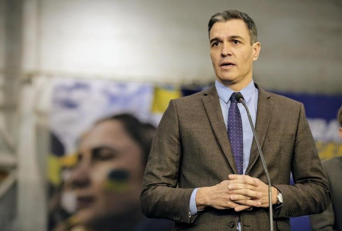 El presidente del Gobierno, Pedro Sánchez, tras su visita al Centro de Recepción, Acogida y Derivación (CREADE) para personas refugiadas ucranianas, este 31 de marzo de 2022, en Alicante. El presidente del Gobierno, Pedro Sánchez, tras su visita al Centro de Recepción, Acogida y Derivación (CREADE) para personas refugiadas ucranianas, este 31 de marzo de 2022, en Alicante.