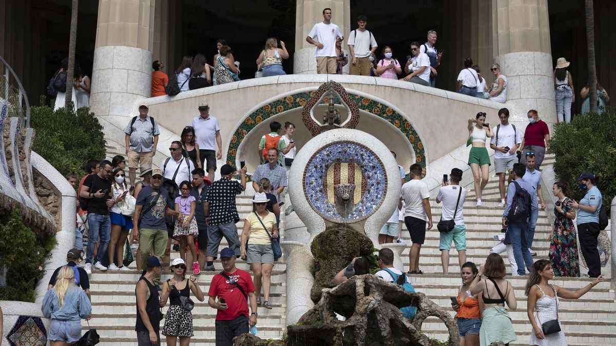 Río de visitantes en el parque Güell esta semana. Río de visitantes en el parque Güell esta semana.