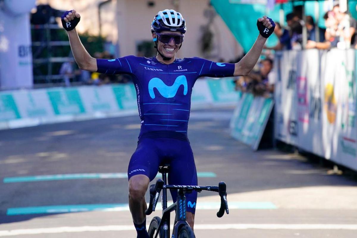 Enric Mas celebra, tras ganar el Giro de Emilia, su primera victoria de la temporada.