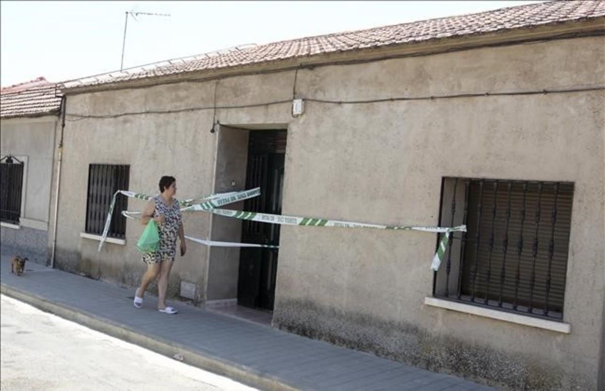 La fachada de la vivienda de Argamasilla de Calatrava donde se produjo el enfrentamiento entre uno de los clanes gitanos y la Guardia Civil. La fachada de la vivienda de Argamasilla de Calatrava donde se produjo el enfrentamiento entre uno de los clanes gitanos y la Guardia Civil.